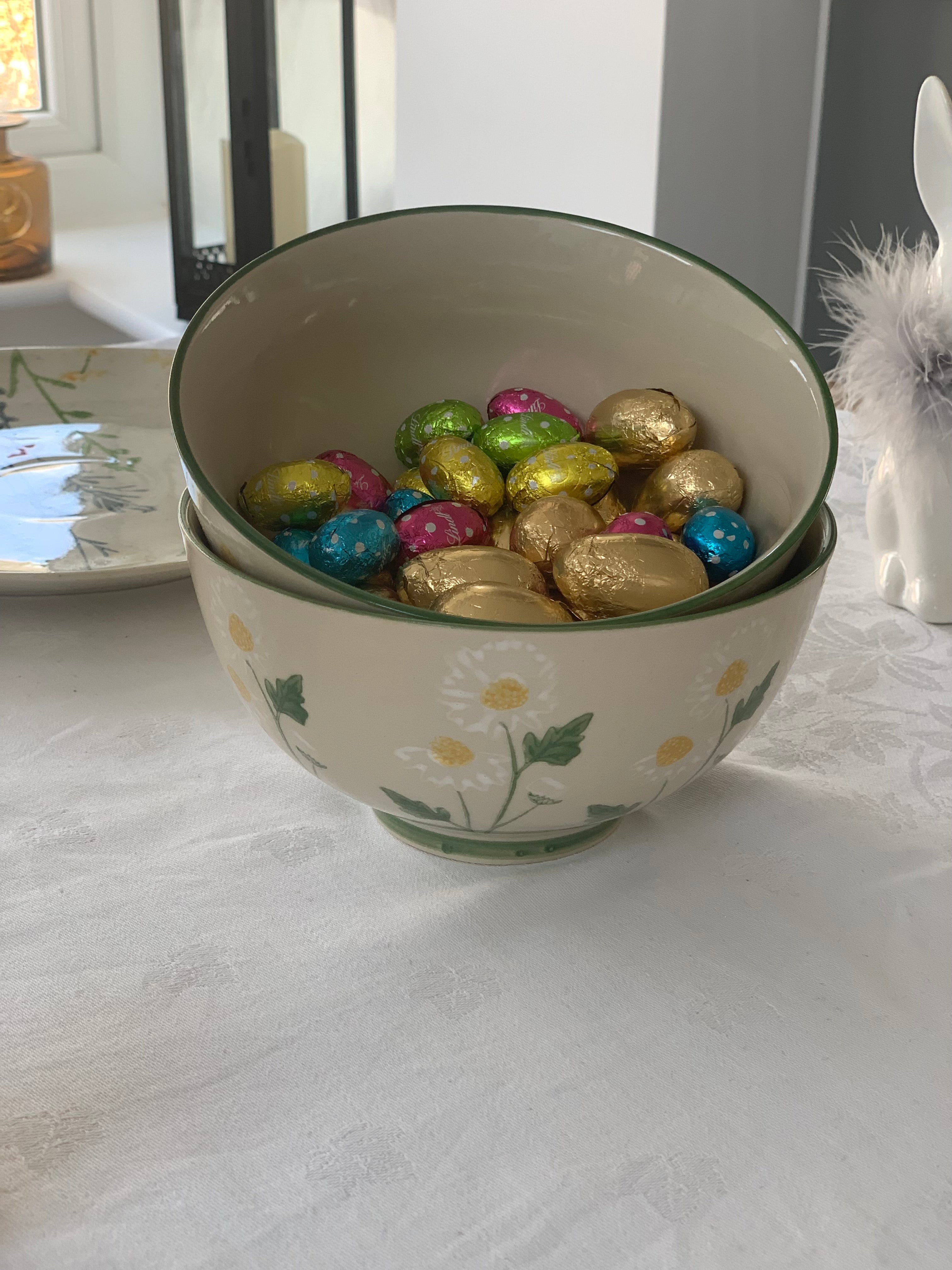 Set of 2 Spring Daisy stoneware bowls from Sable Homeware with floral daisy design and smooth ceramic finish.